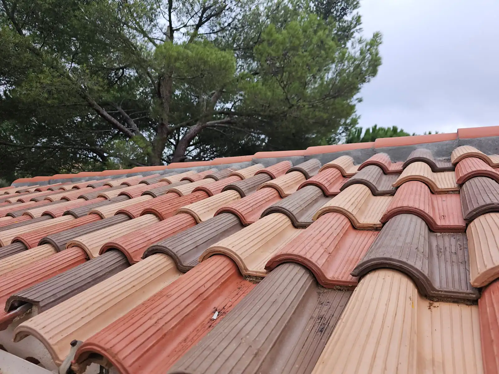 pose de tuiles et rénovation du faitage