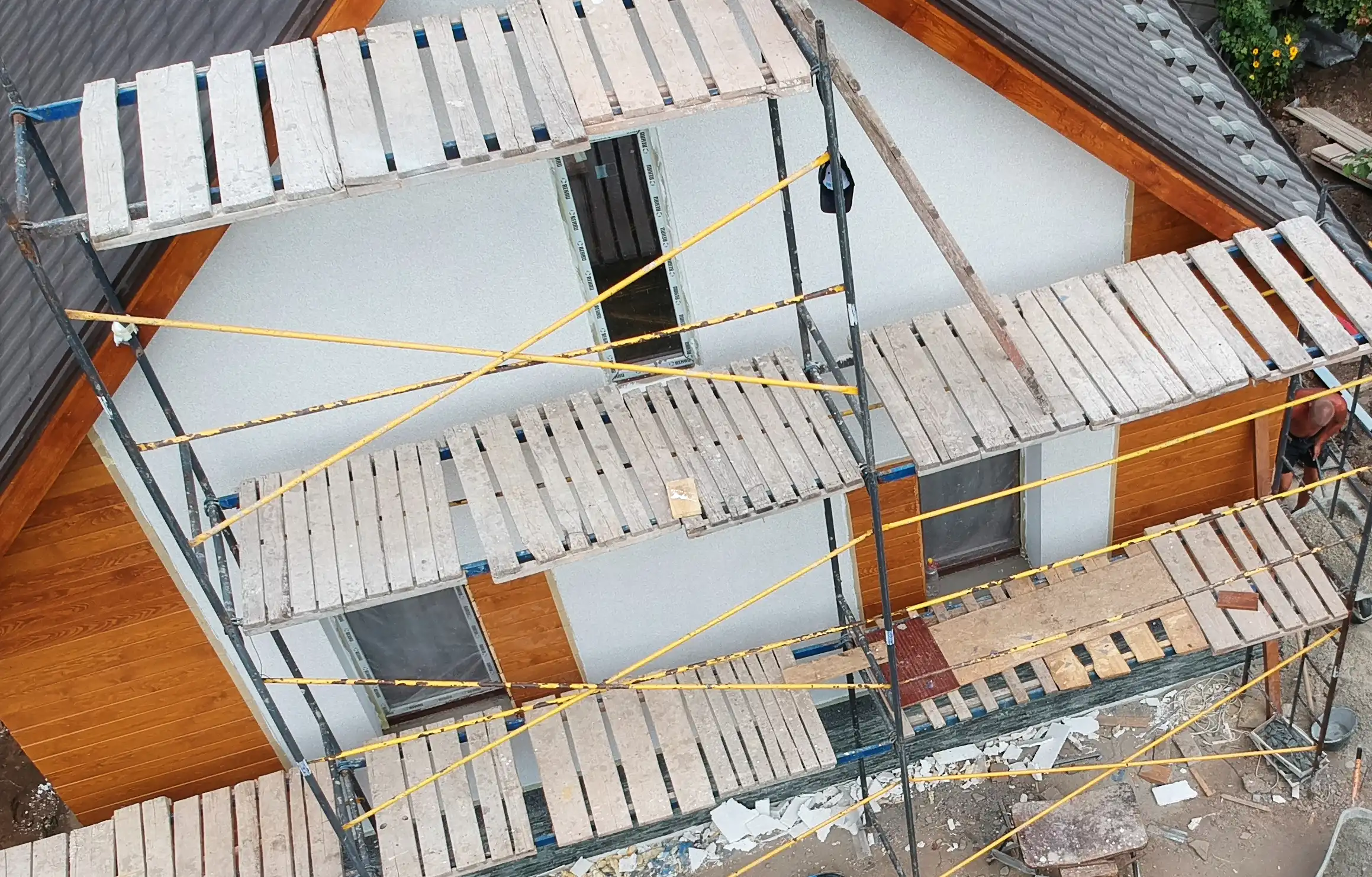 Ravalement avec échafaudage en cours
